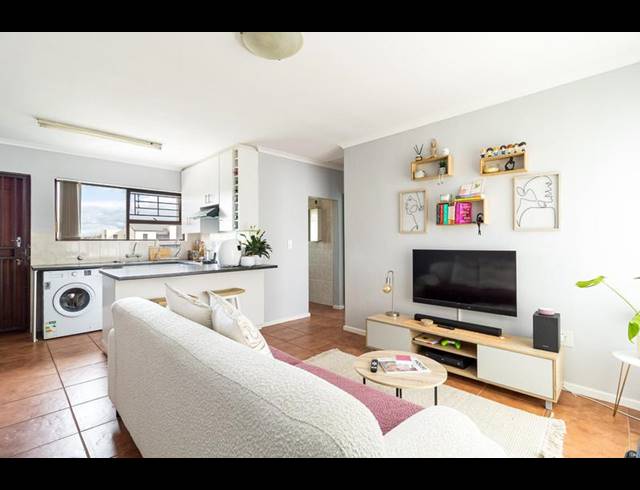 2 BEDROOM APARTMENT FOR SALE IN VREDEKLOOF EAST